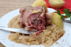 Eisbein mit Sauerkraut