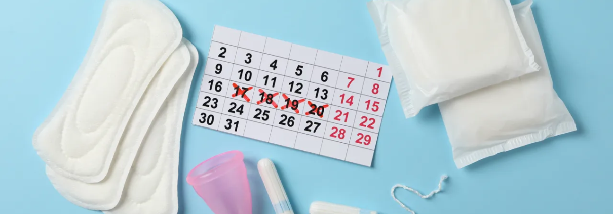 Verschiedene Periodenprodukte und ein Kalender.
