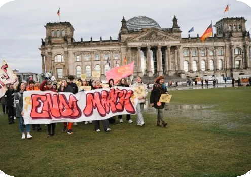 Demonstration zum Endo March vor dem Bundestag.