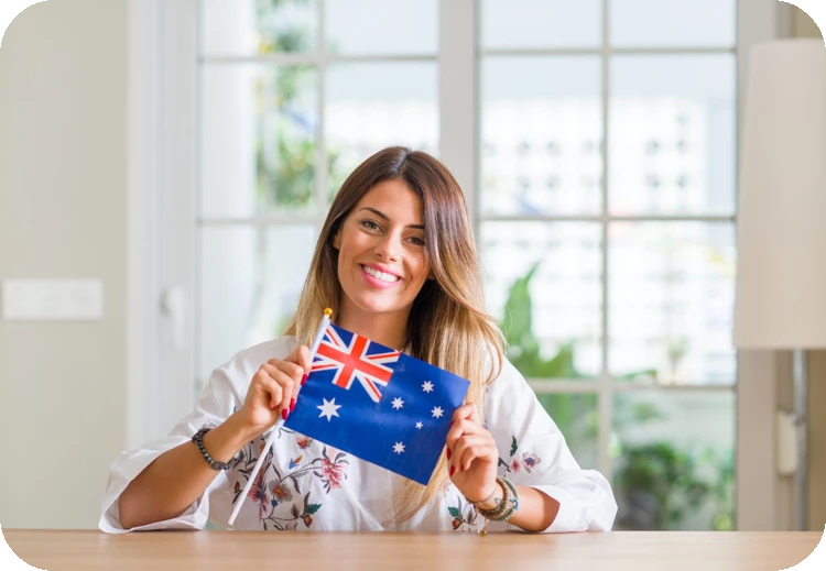 Frau zeigt australische Flagge in die Kamera.